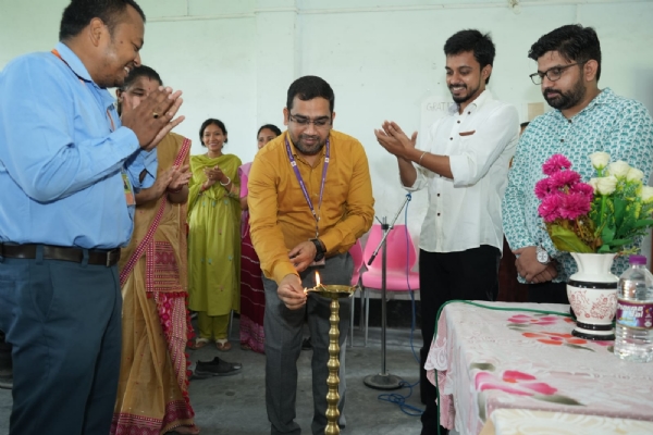 সৃজনশীল হিন্দী লেখনৰ কৌশল আয়ত্ত কৰিলে শিক্ষাৰ্থীয়ে, হিন্দী গ্ৰন্থ প্ৰদৰ্শনীত ব্যাপক উৎসাহ