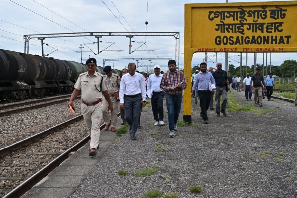 গোঁসাইগাঁওহাট ৰে’ল ষ্টেচনত ডিআৰএম দেৱেন্দ্ৰ সিঙৰ বিস্তৃত পৰিদৰ্শন
