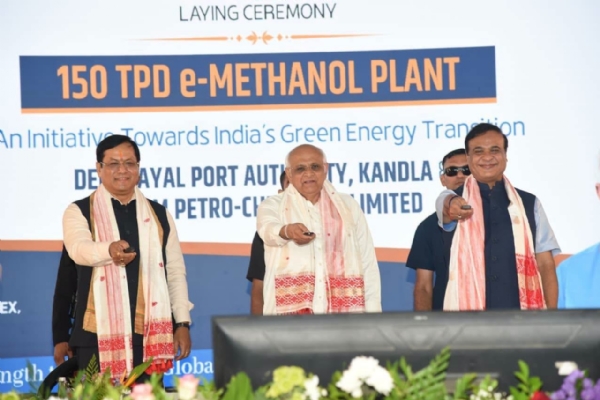 গুজৰাটৰ কণ্ডলাত এটা বৃহৎ ই-মিথানল উৎপাদন প্ৰকল্পৰ আধাৰশিলা স্থাপন কৰে মুখ্যমন্ত্ৰী হিমন্ত বিশ্ব শৰ্মা, কেন্দ্ৰীয় মন্ত্ৰী সৰ্বানন্দ সোণোৱাল আৰু গুজৰাটৰ মুখ্যমন্ত্ৰী ভূপেন্দ্ৰ পেটেলে
