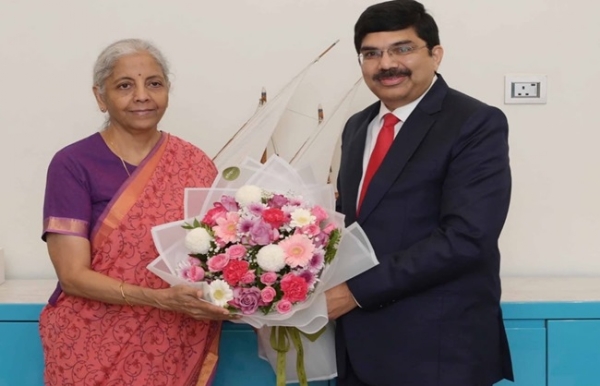 दोहा के हमाद इंटरनेशनल एयरपोर्ट पर वित्त मंत्री का स्वागत करते कतर में भारत के राजदूत श्रीकर कोप्पूला