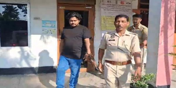 শোণিতপুৰ আৰক্ষীৰ অভিযানঃ যোৰহাটৰ পৰা মুন্না দাস ওৰফে পংকজ দাস মাৰণাস্ত্ৰ সহ গ্ৰেপ্তাৰ