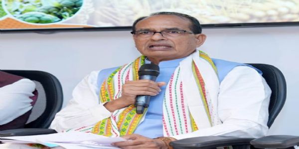 শিৱৰাজ সিং চৌহানে কয় যে চৰকাৰে প্ৰতিটো পদক্ষেপেৰে কৃষকসকলৰ সৈতে থিয় দিছে, সেয়া বতৰেই হওক বা প্ৰাকৃতিক দুৰ্যোগেই হওক।