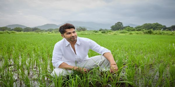 বৰুণ ধাৱনৰ দেশী শৈলী, পথাৰত শিকিছে ধানৰ খেতি