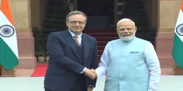 প্ৰধানমন্ত্ৰী মোডীক দিবলৈ চকলেটৰে তৈয়াৰ কৰা হৈছিল ইণ্ডিয়া গেট, ভাৰত পোৱাৰ আগতে গলিল: বাৰ্ট ডি ৱেভাৰ