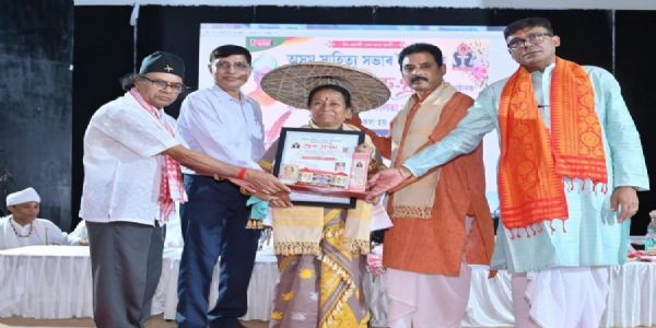অসম সাহিত্য সভাৰ গুৰু প্ৰণাম অনুষ্ঠানত ৰাজ্যৰ বিভিন্ন প্ৰান্তৰ ৪২ গৰাকী শিক্ষাগুৰুক শিক্ষাপ্ৰভাকৰ সন্মান প্রদান