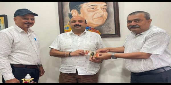 সুধাকণ্ঠ ড০ ভূপেন হাজৰিকাৰ জন্ম শতবৰ্ষৰ সামৰণিৰ প্ৰাকমুহূৰ্তত তেজপুৰৰ প্ৰয়াত বিশিষ্ট শিক্ষাবিদৰ পৰিয়ালৰ আদৰণীয় পদক্ষেপ