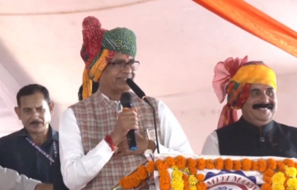 मंडीदीप में शिक्षक एवं प्रतिभा सम्मान समारोह को संबोधित करते हुए शिवराज सिंह