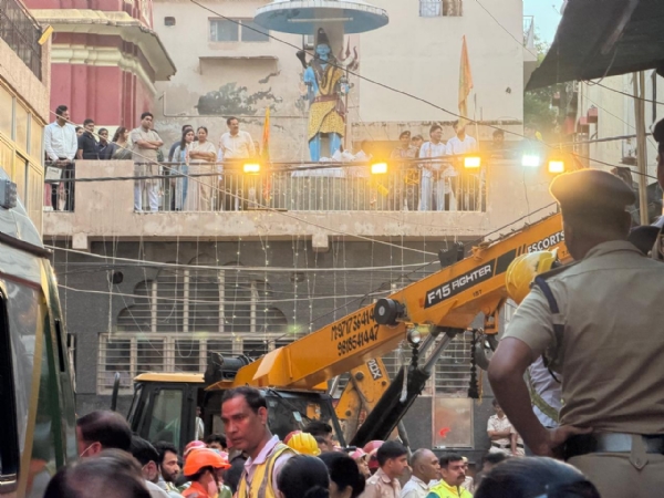 दिल्ली की मुख्यमंत्री रेखा गुप्ता हादसे स्थल पर बचाव कार्य की निगरानी करते हुए दिल्ली की मुख्यमंत्री रेखा गुप्ता हादसे स्थल पर बचाव कार्य की निगरानी करते हुए