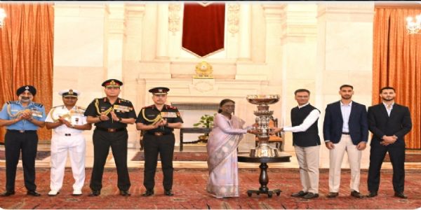 ডুৰাণ্ড কাপৰ চেম্পিয়ন পূব বংগক ৰাষ্ট্ৰপতি দ্ৰৌপদী মুৰ্মুৱে প্ৰদান কৰিলে প্ৰেছিডেন্ট কাপ ট্ৰফী