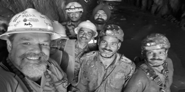 নেপালৰ ভয়াৱহ বানপানীৰ পাছত ক্ৰমান্বয়ে জটিল হৈ পৰিছে সুৰংগত আবদ্ধ হৈ থকা লোকসকলৰ উদ্ধাৰ অভিযান